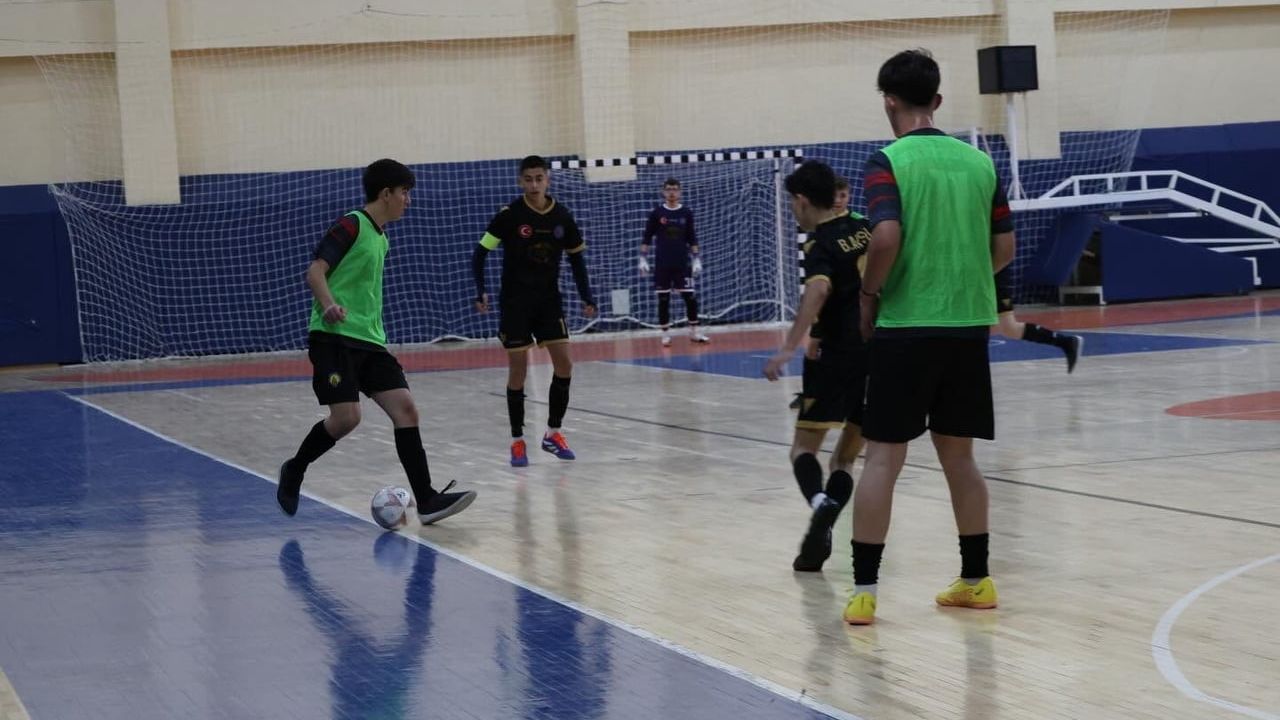 Bilecik'te Genç Erkekler Futsal Müsabakaları Coşkuyla Sürüyor