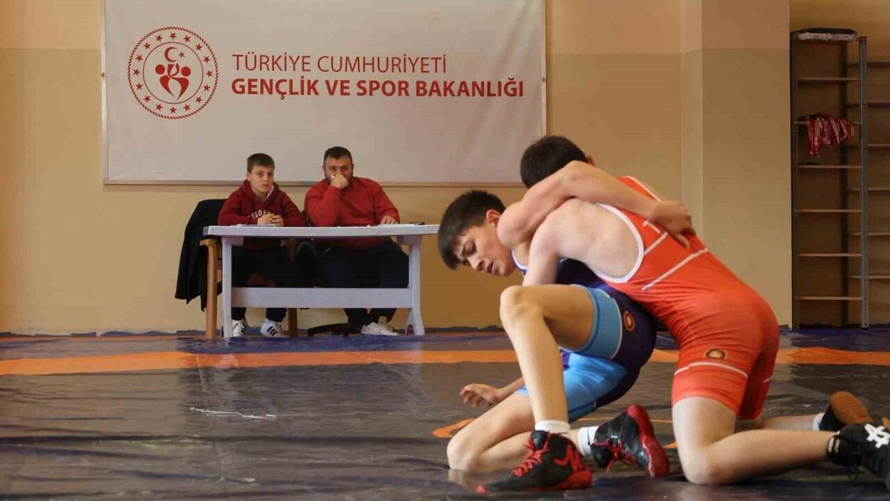 Bilecik'te Genç Güreşçiler Mindere Çıktı: Yoğun Mücadele ve Başarı