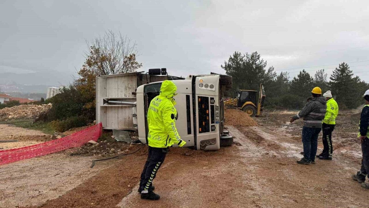 Bilecik'te Hafriyat Kamyonu Devrildi: Sürücü Sıkıştı, Yaralı