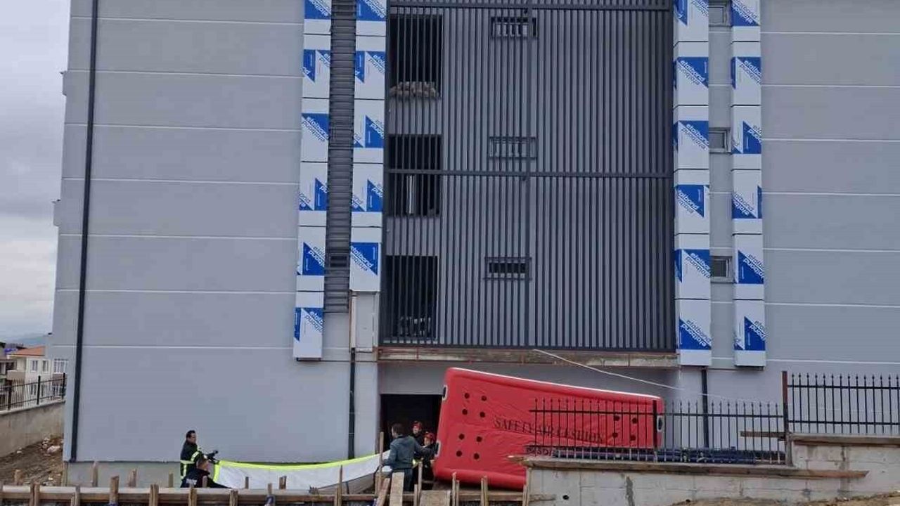 Bilecik'te İnşaat İşçisi Alacak İddiasıyla Çatıya Çıktı