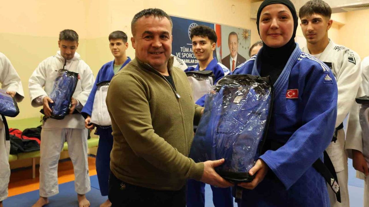Bilecik'te Judoculara Moral: İl Müdürü Ramazan Demir Mindere Çıktı