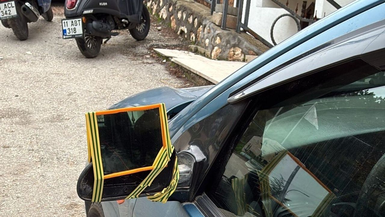 Bilecik'te Kırılan Dikiz Aynasına Pratik Çözüm: Ayna Parçasını İple Sabitledi