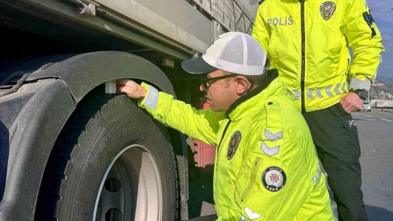 Bilecik'te Kış Lastiği Denetimi: Yük ve Eşya Taşıyan Araçlar Kontrol Ediliyor