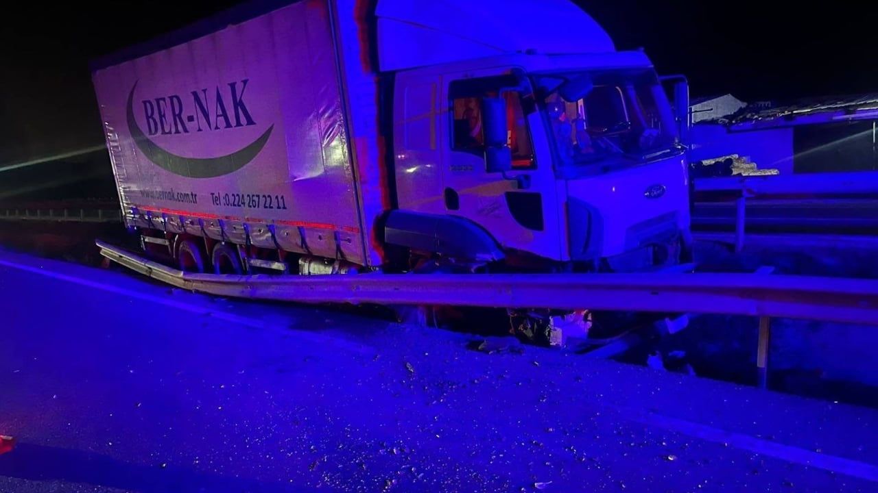 Bilecik'te Kontrolden Çıkan Kamyon Refüje Çarptı: Sürücü Yaralandı
