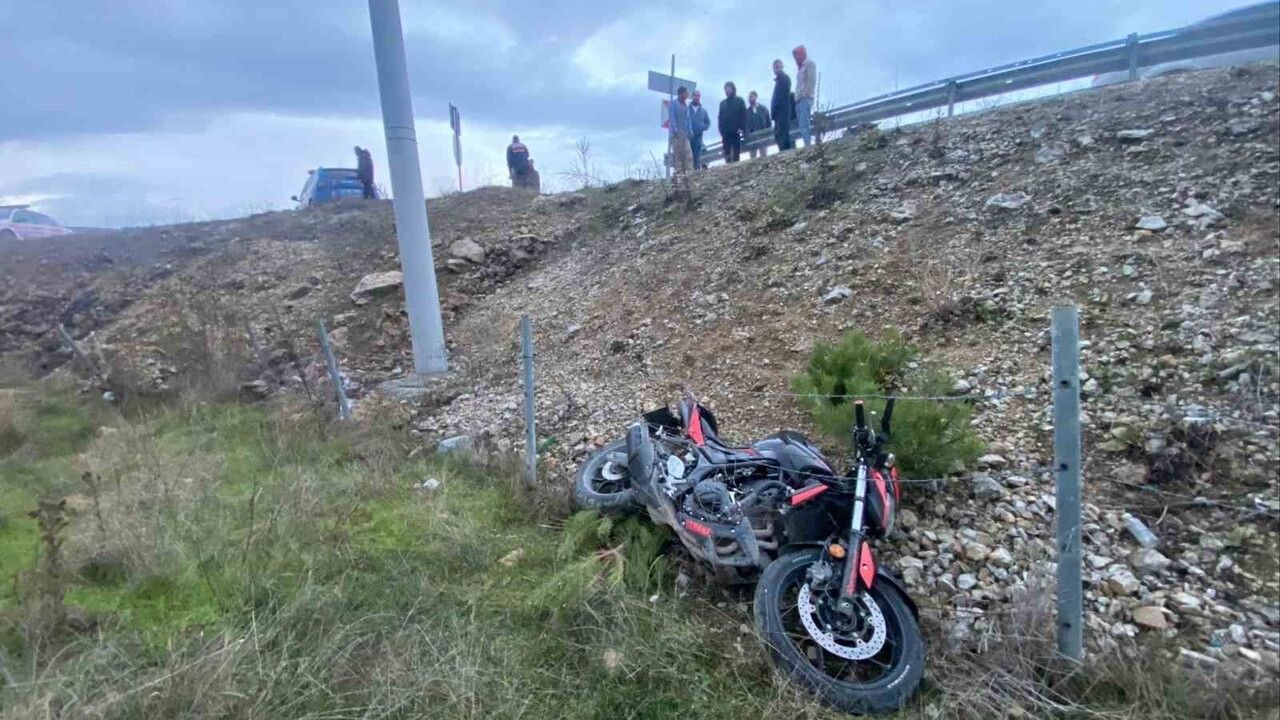 Bilecik'te Motosiklet Kontrolden Çıkarak Köprüden Düştü