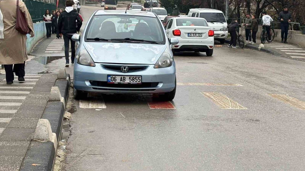 Bilecik'te Okul Önündeki Yaya Geçidine Park Eden Araca Tepki