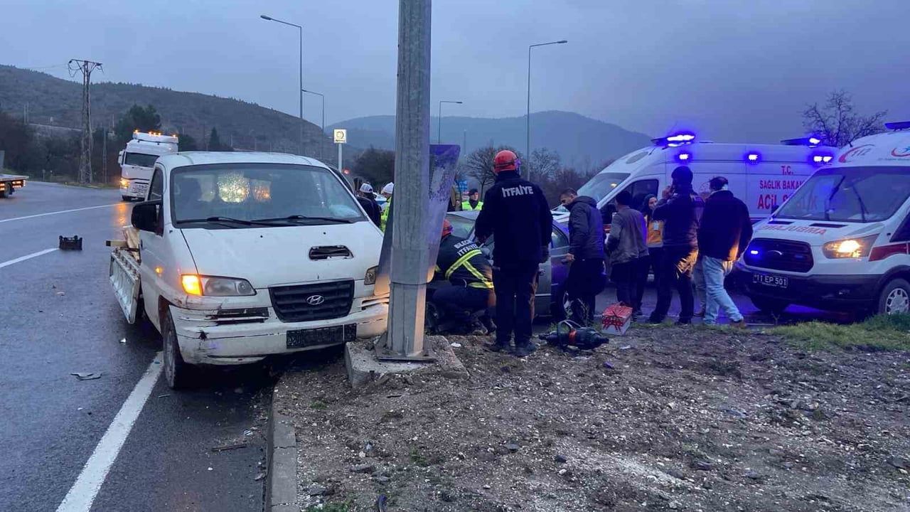 Bilecik'te Otomobil ile Kamyonet Çarpıştı: 5 Hafif Yaralı