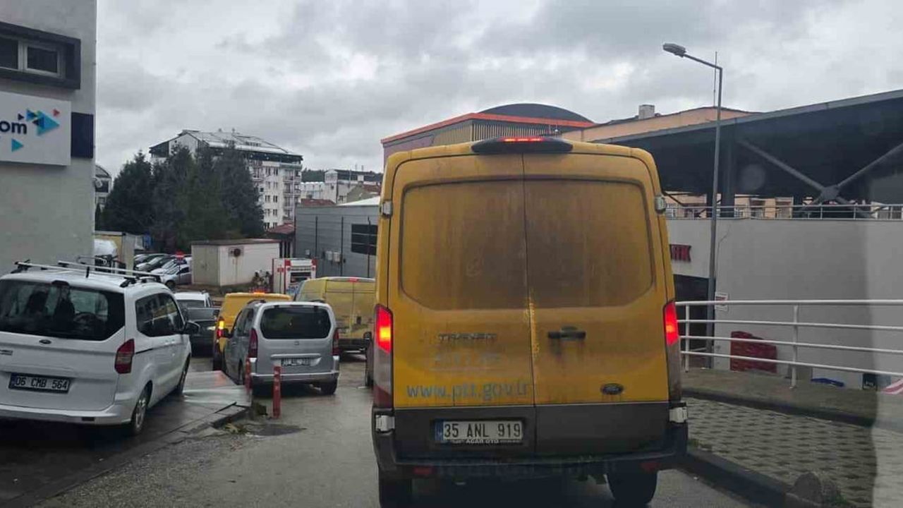 Bilecik'te PTT Kargo Araçları Trafiği Felç Ediyor