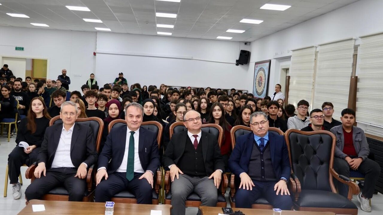 Bilecik'te Refik Arslan Öztürk Fen Lisesi'nde Kariyer Günleri'ne Yoğun İlgi