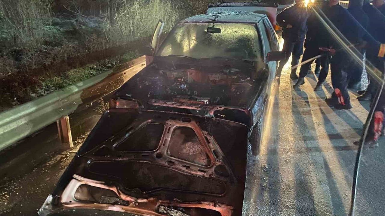 Bilecik'te Seyir Halindeki Otomobil Elektrik Arızası Nedeniyle Alev Aldı