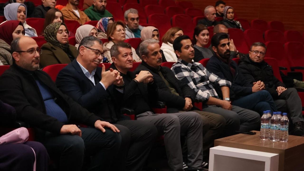 Bilecik'te Şiir Gecesi: Şeyh Edebali Kongre Merkezi'nde Öğrenciler Sahne Aldı