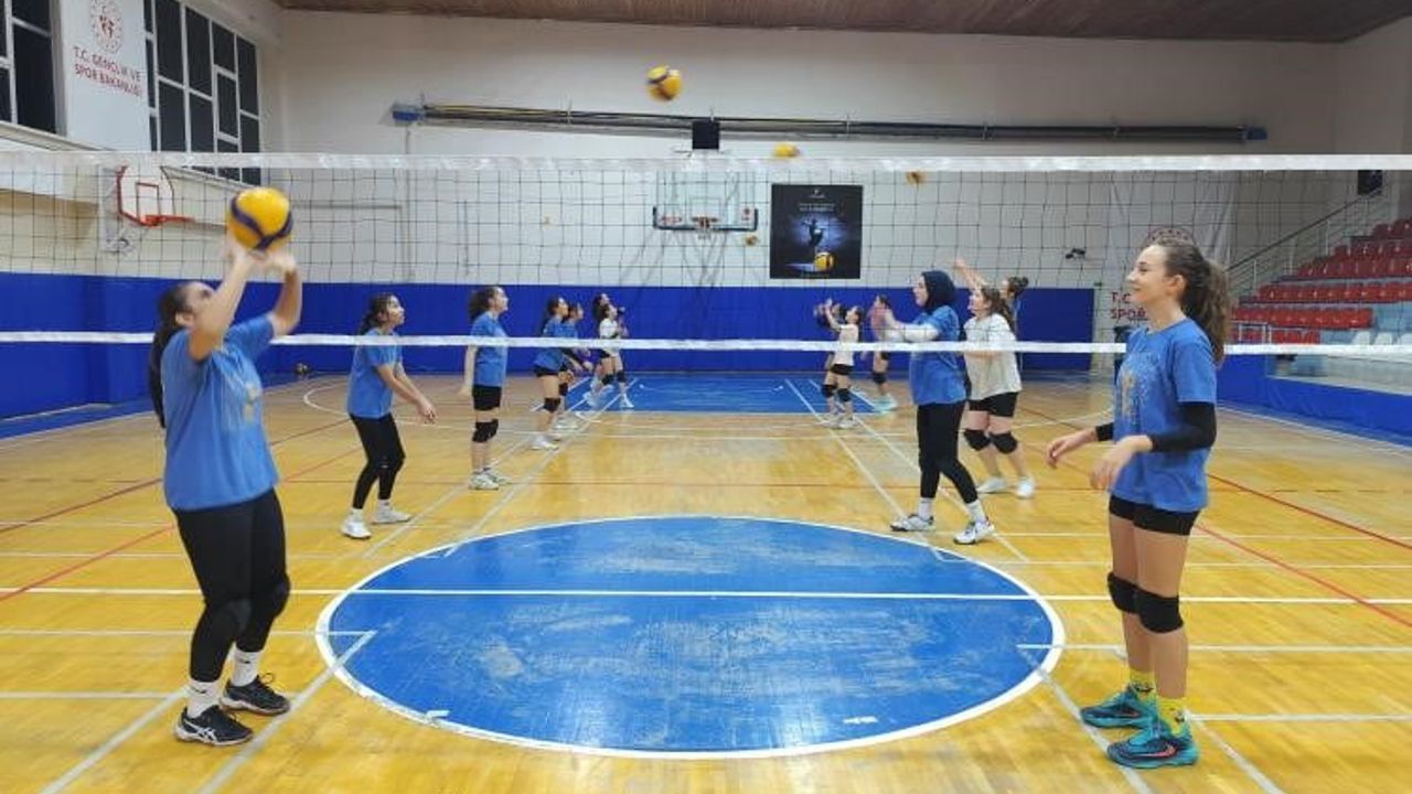 Bilecik'te Spor Okullarında Voleybol Antrenmanları Sürüyor