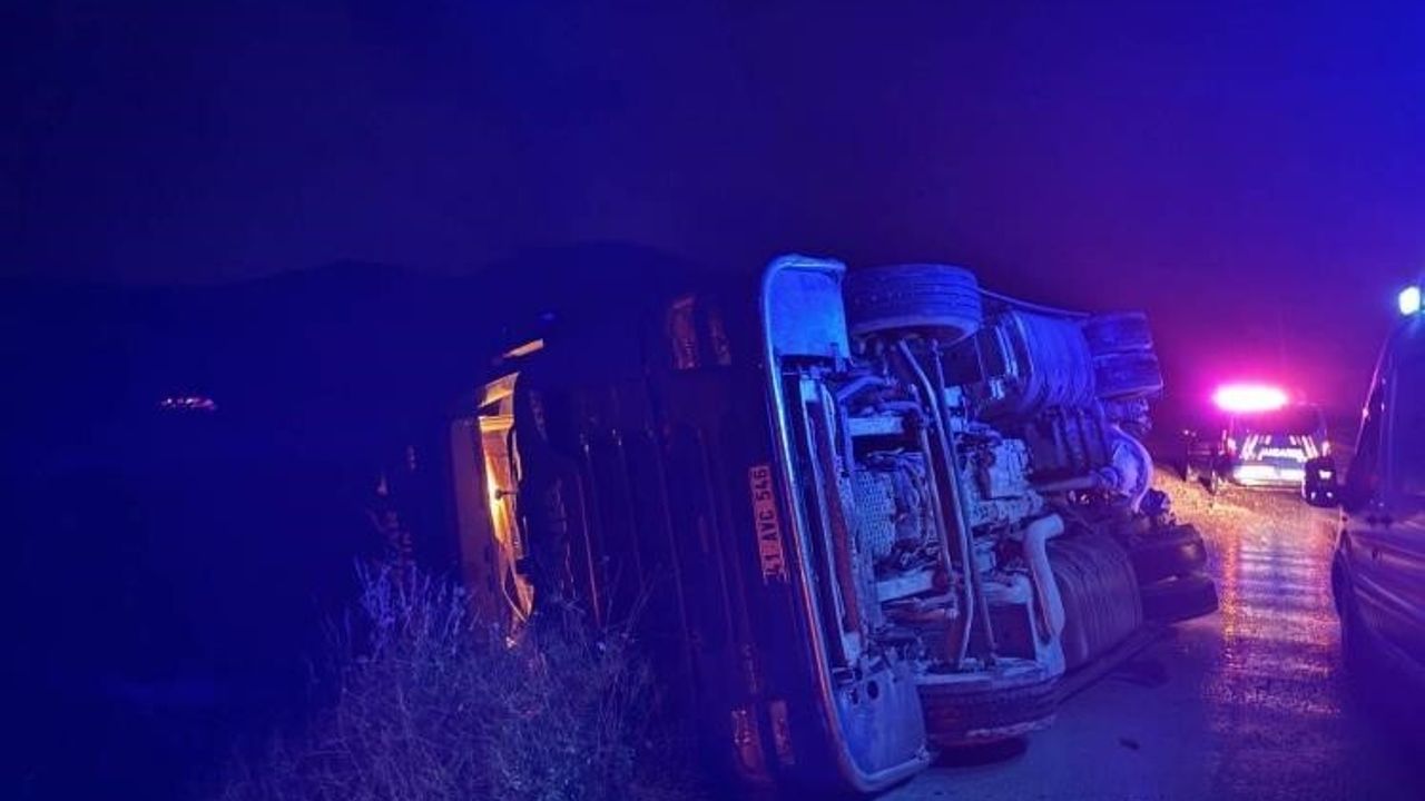 Bilecik'te Tır Devrildi: Sürücü Halim Y. Yaralandı