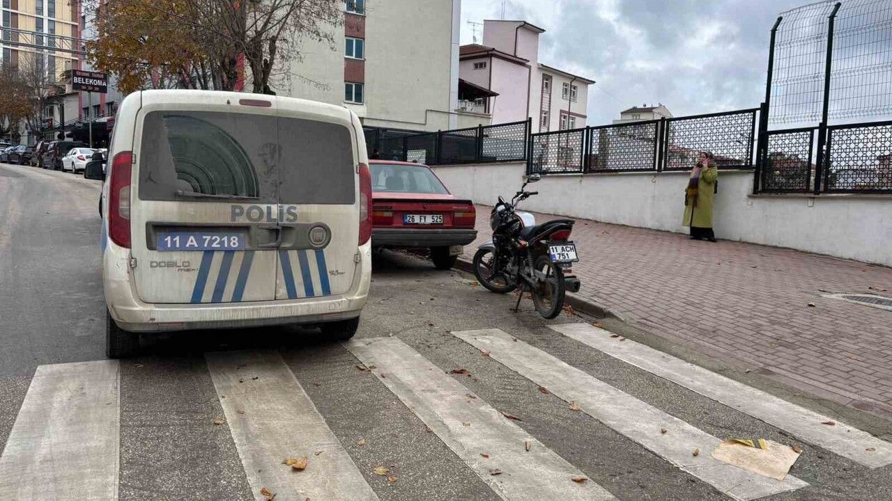 Bilecik'te Yaya İçin Durdu, Arkadan Motosiklet Çarptı