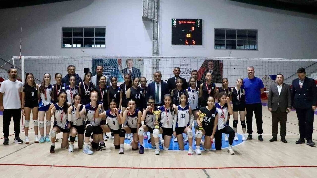 Bilecik'te Yıldız Kızlar Voleybol Finali'nde Bozüyük Heyecanı