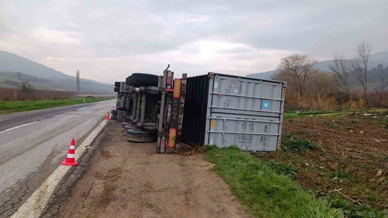 Bilecik Yeşilçimen'de Devrilen Tırın Sürücüsü Yaralandı