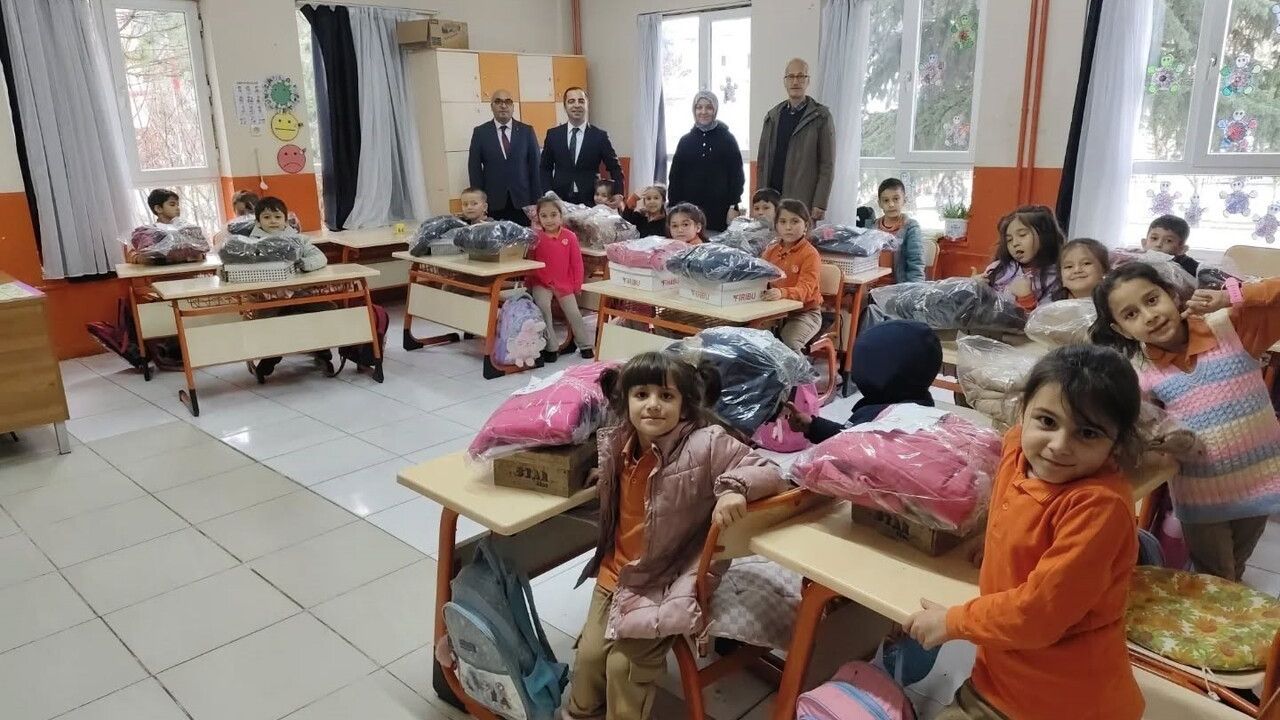 Bilecikli Hayırseverden Yenipazar'da Tüm Öğrencilere Mont ve Bot Desteği