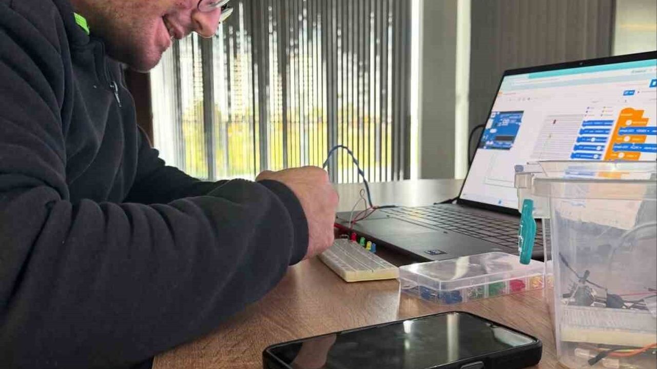 Bilişim Akademisi'nde Arduino Eğitimi: Fen Bilgisi Öğretmen Adayları Robotik Kodlamayla Buluştu