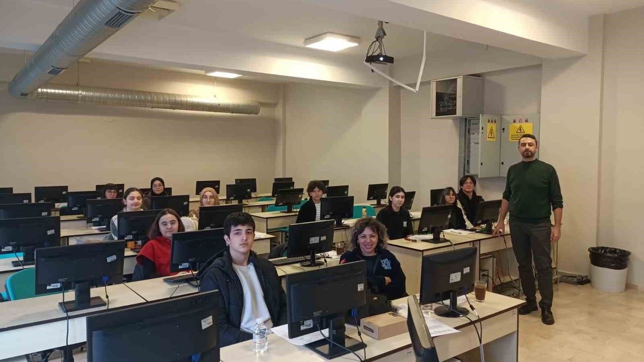 BİLSEM Lise Öğrencilerine Düzce Üniversitesi'nde Parçacık Fiziği Eğitimi