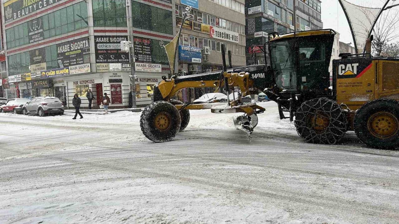 Bingöl'de Beklenen Kar Başladı: Kent Beyaza Büründü