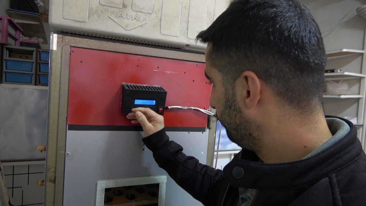 Bingöl'de Elektrik Mühendisi Enes Akgül Atık Malzemelerle Kuluçka Makinesi Yaptı