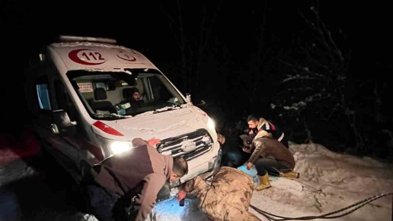 Bingöl’de Kar ve Tipide Mahsur Kalan Ambulans Kurtarıldı