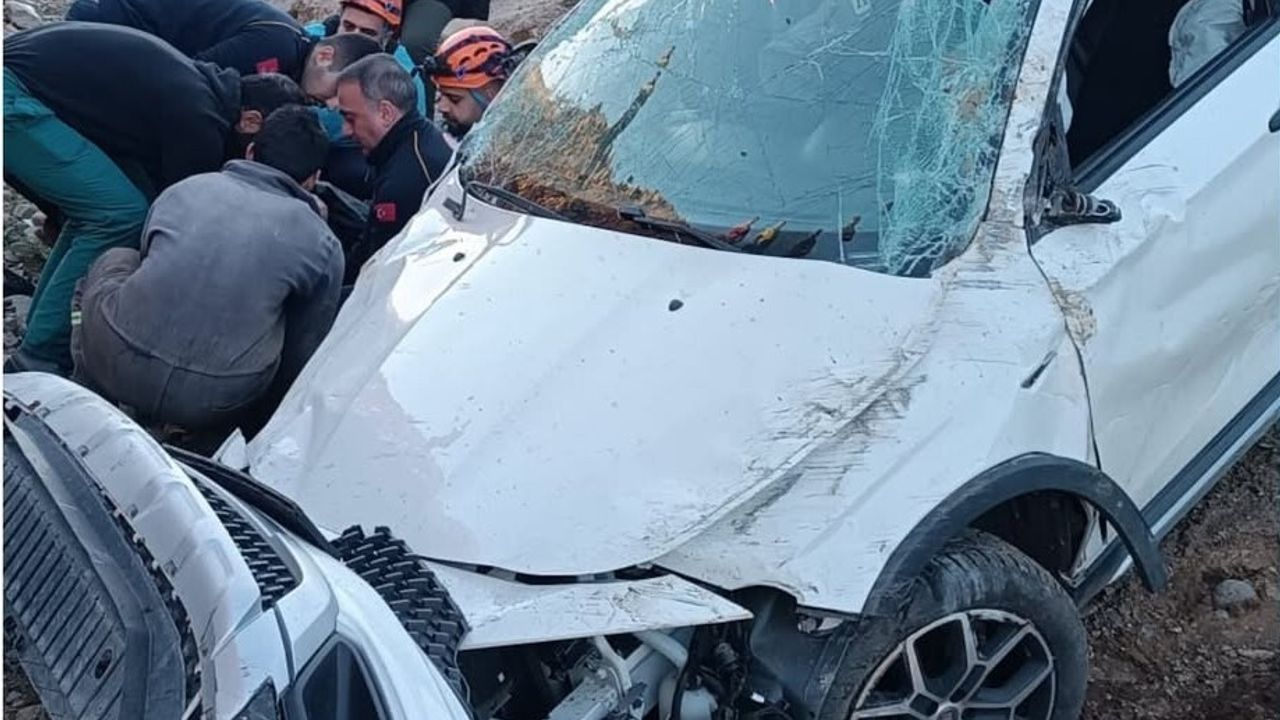 Bingöl'de Otomobil Şarampole Uçtu: 2 Yaralı