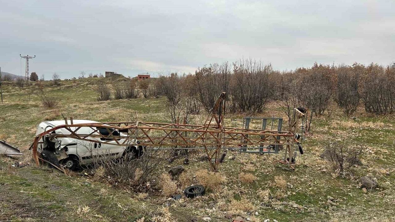 Bingöl'de Trafik Kazası: Hafif Ticari Araç Elektrik Direğine Çarptı — 2 Yaralı