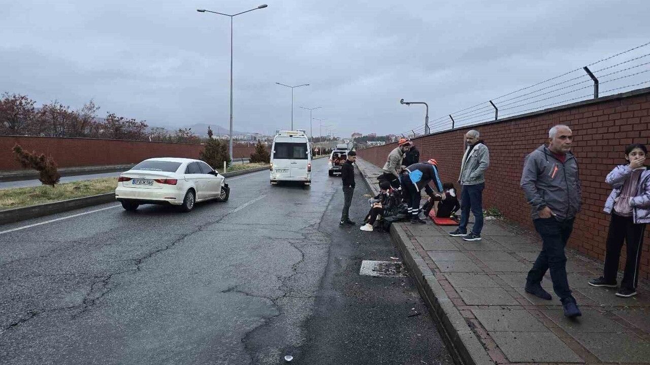 Bingöl'de Trafik Kazası: Tugay Kavşağı'nda 6 Yaralı