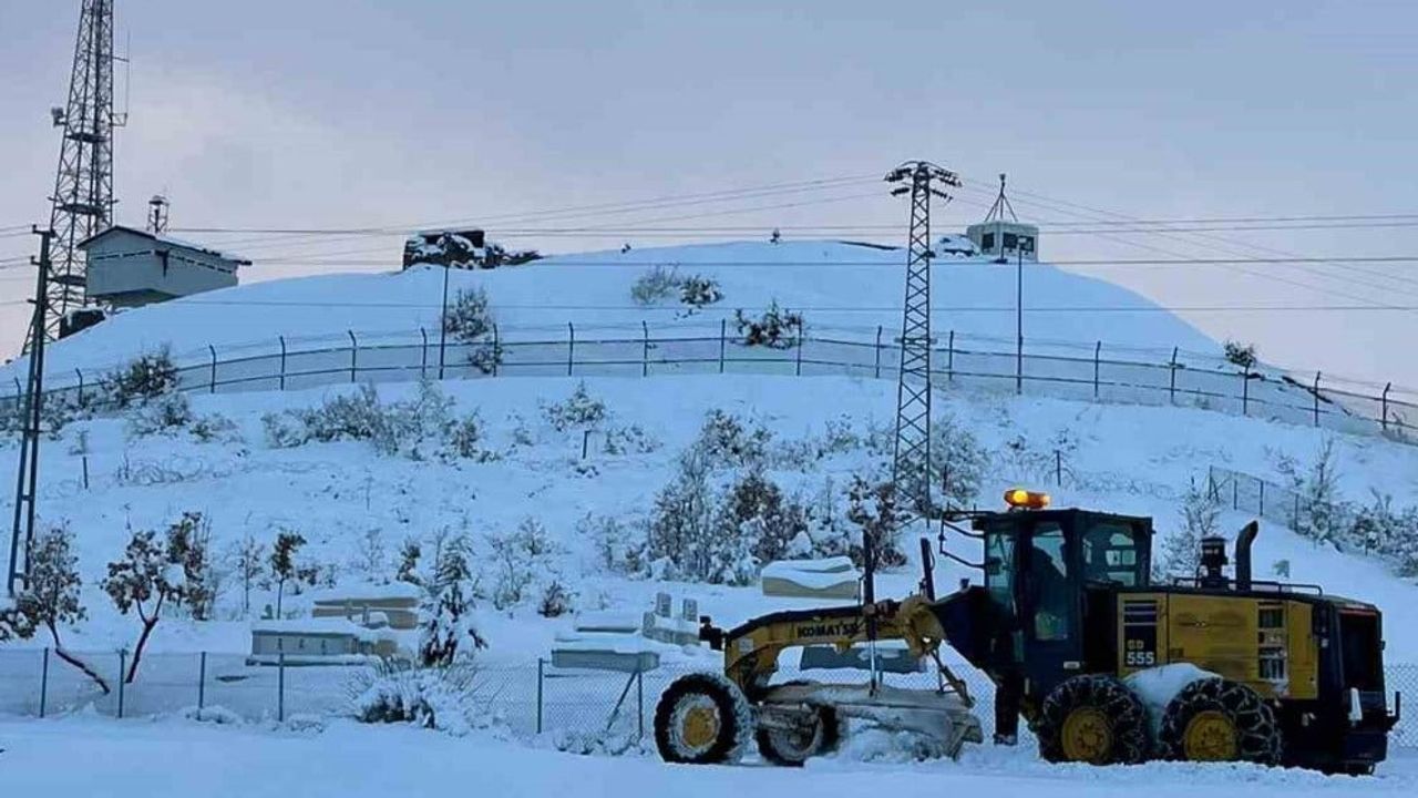 Bingöl'de Yoğun Kar Yağışı: 100 Köy Yolu Ulaşıma Kapandı