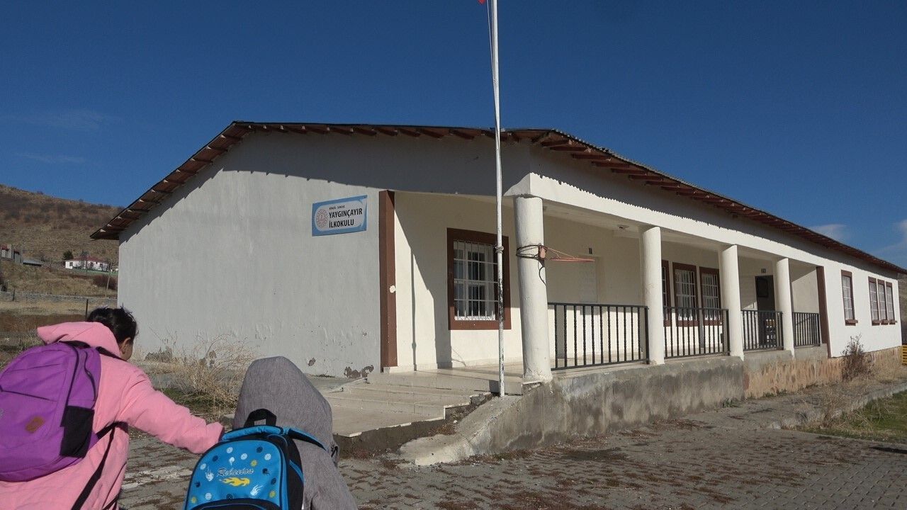 Bingöl Yaygınçayır'da Tek Öğretmen Şeyma Nur Ataş 4 Öğrenciyle Köy Okulunu Canlandırdı