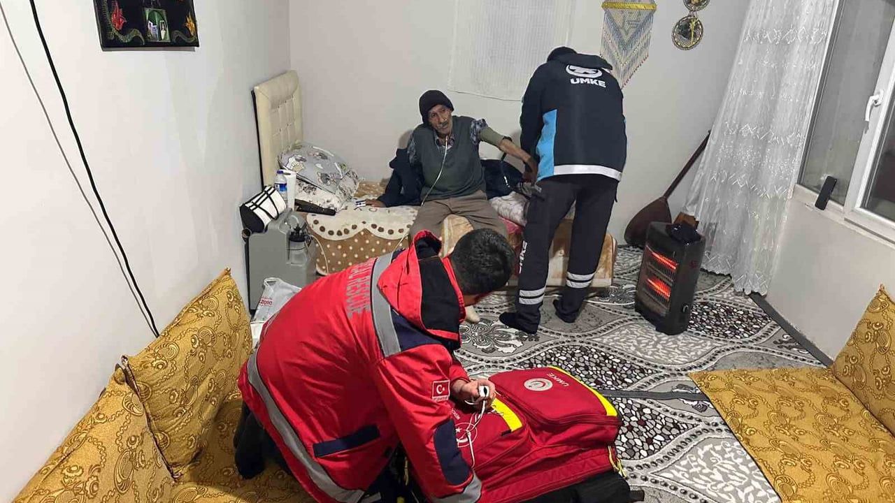 Bismil'de UMKE Zamanla Yarıştı: 63 Yaşındaki Hasta Karlı Yolda Hastaneye Sevk Edildi