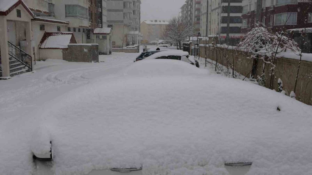 Bitlis'te Kar: 180 Köy Yolu Ulaşıma Kapandı