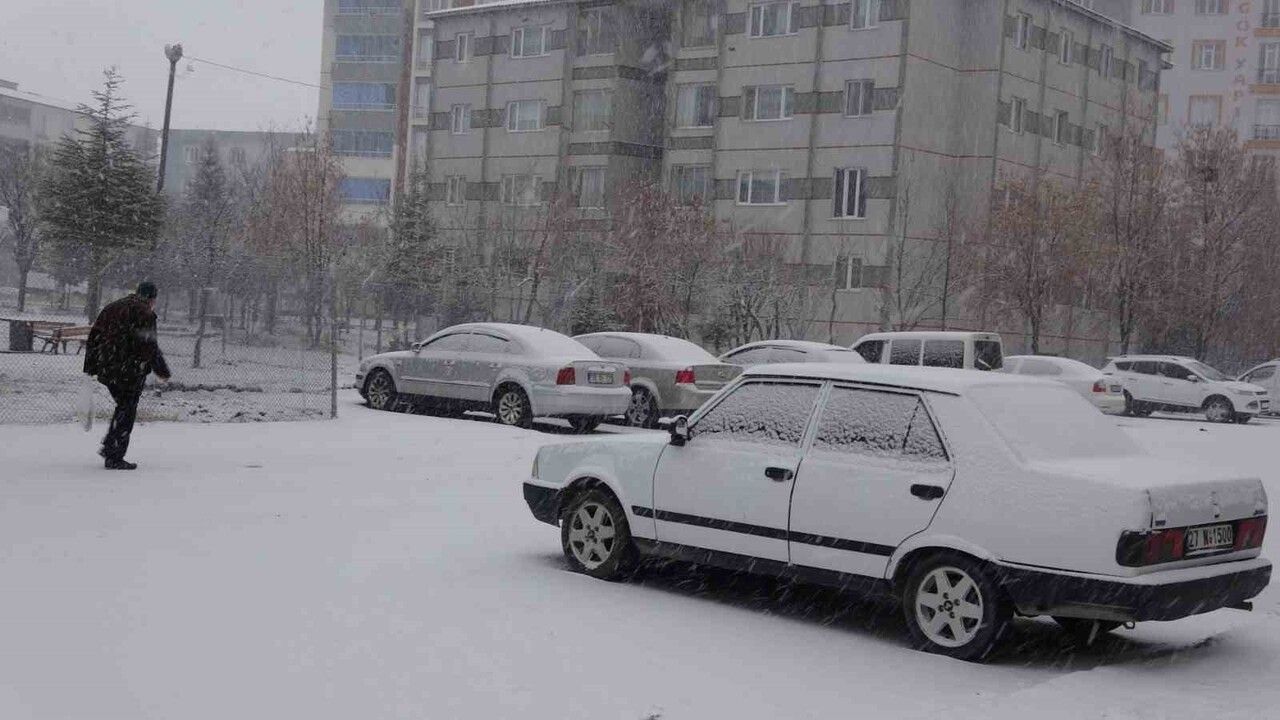 Bitlis’te Kar Yağışı Etkili: Kent Merkezi ve Yüksek Rakımlar Beyazlandı
