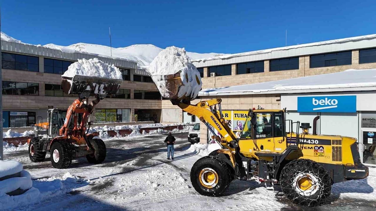 Bitlis’te Kar Yığınları Kamyonlarla Şehir Dışına Taşınıyor