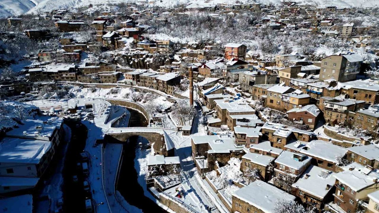 Bitlis'te Karla Gelen Güzellik: Tarihi Eserler Kartpostallık Görüntüler Oluşturdu