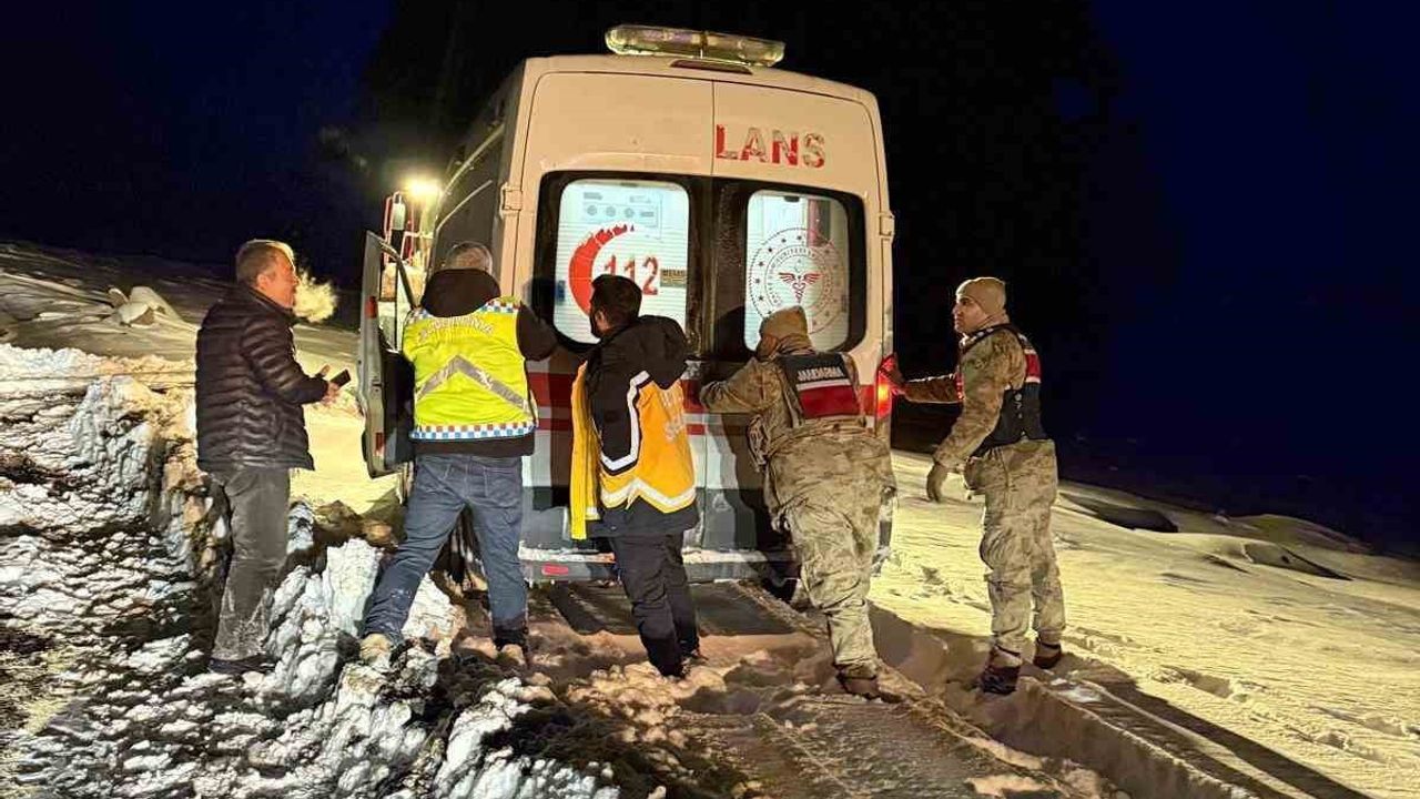 Bitlis'te Karla Mücadeleyle Hasta Kurtarıldı: Güroymak'ta 2 Saatlik Operasyon