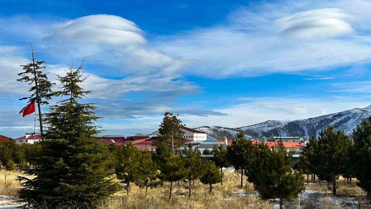 Bitlis'te Mercek (Lentiküler) Bulutlar Gökyüzünü Süsledi