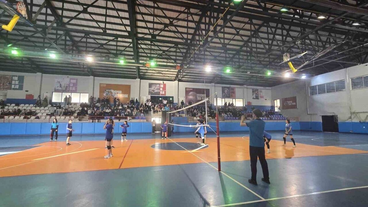 Bitlis’te Okul Sporları Voleybol İl Şampiyonası Tatvan’da Başladı