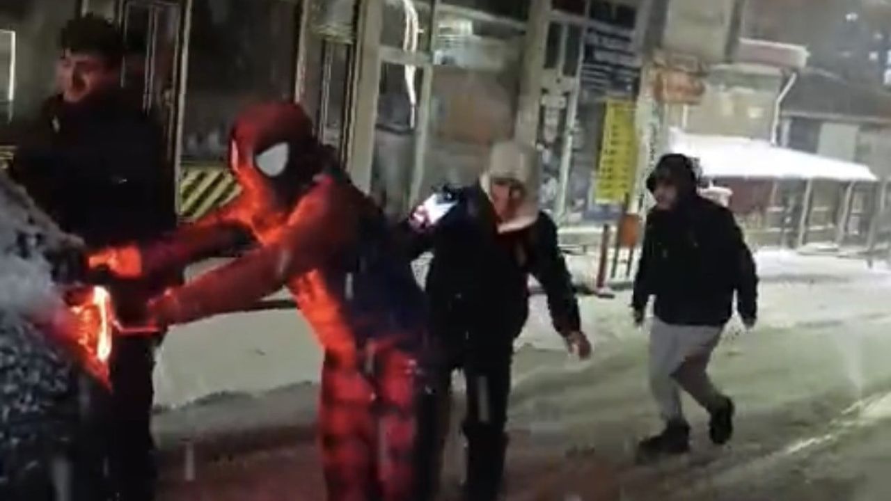 Bitlis'te 'Örümcek Adam' Kostümlü Ayaz Salih Koç Mahsur Sürücüye Yardım Etti