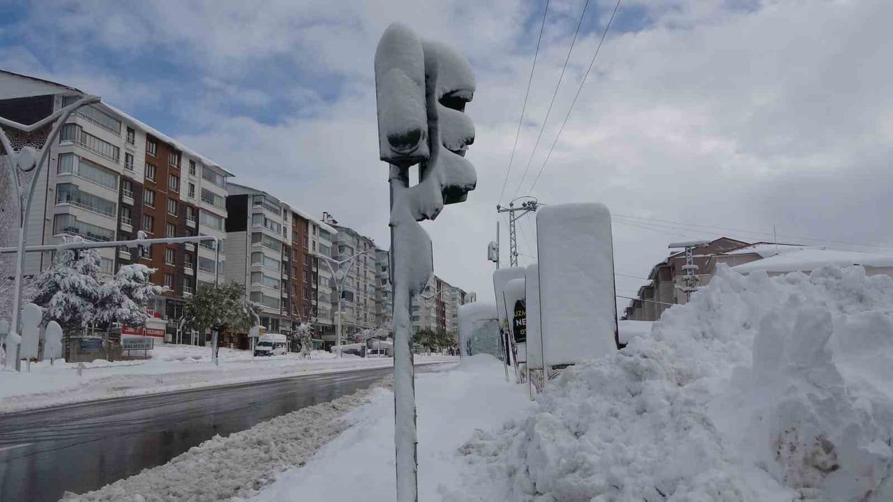 Bitlis'te Yoğun Kar: Evler, Araçlar ve 290 Köy Yolu Kara Gömüldü