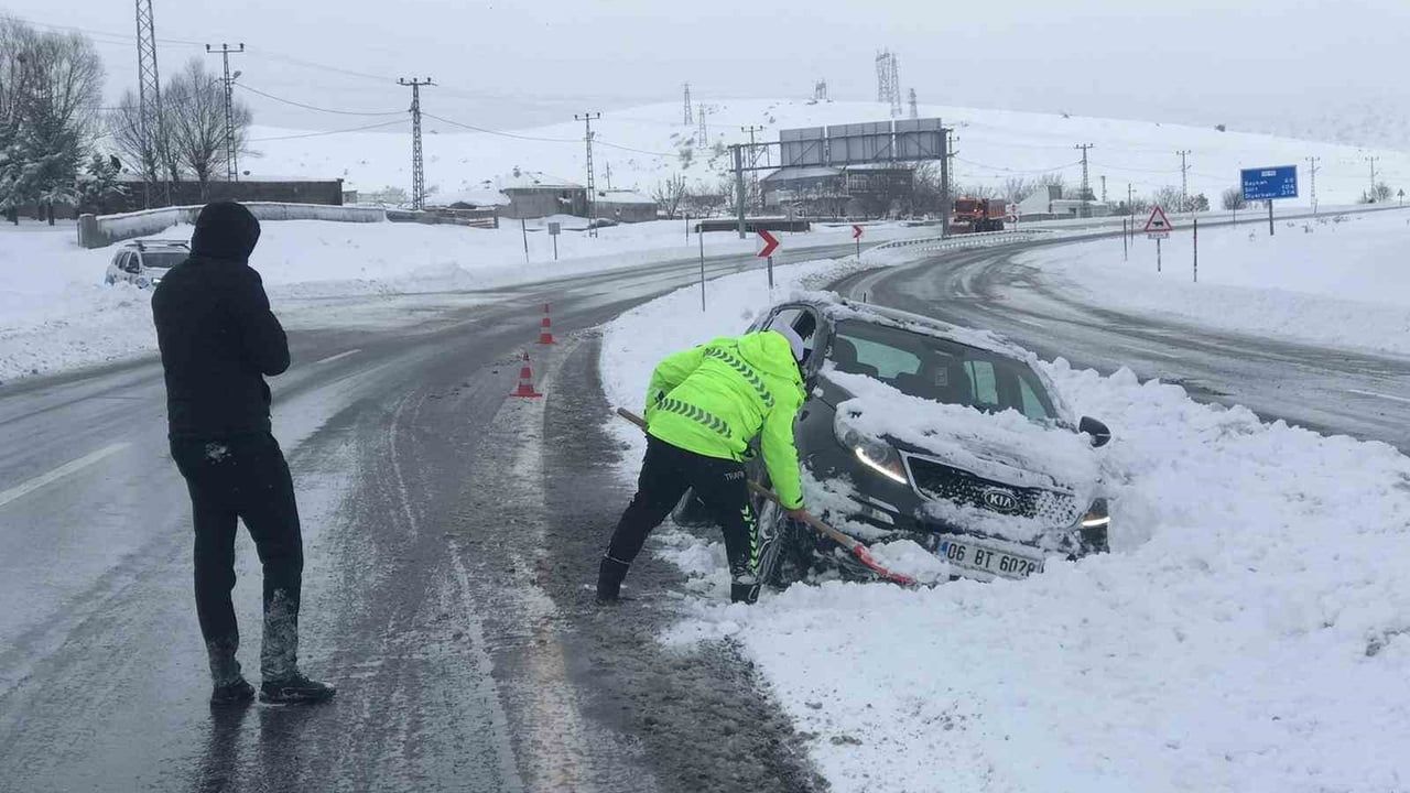 Bitlis'te Yoğun Kar: Polis Mahsur Kalan Sürücülere Müdahale Etti