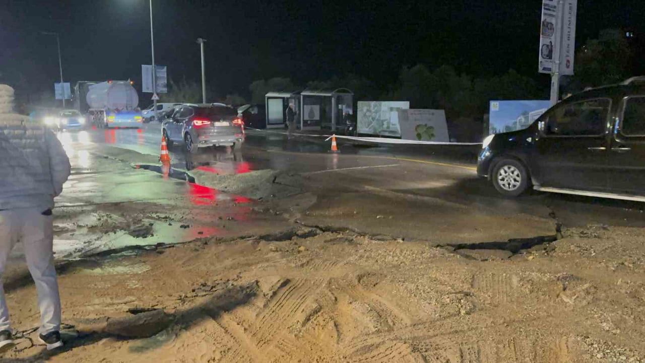 Bodrum'da Ana Su İsale Hattı Patladı: Torba’da Yol Çöktü