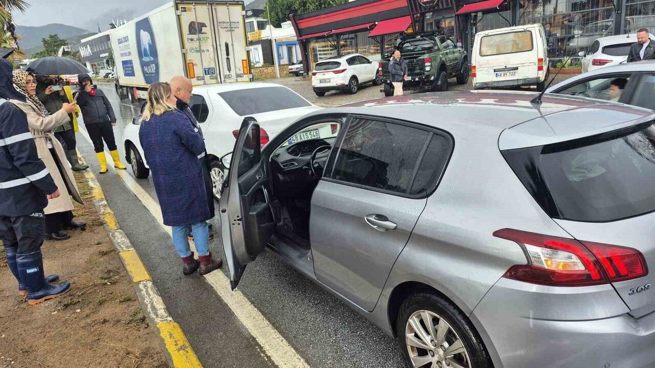 Bodrum'da el freni çekilmeyen otomobil yola kaydı, araca çarptı