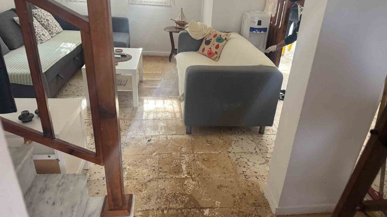 Bodrum'da isale hattı patladı: Siteyi su bastı, 8-10 ev zarar gördü