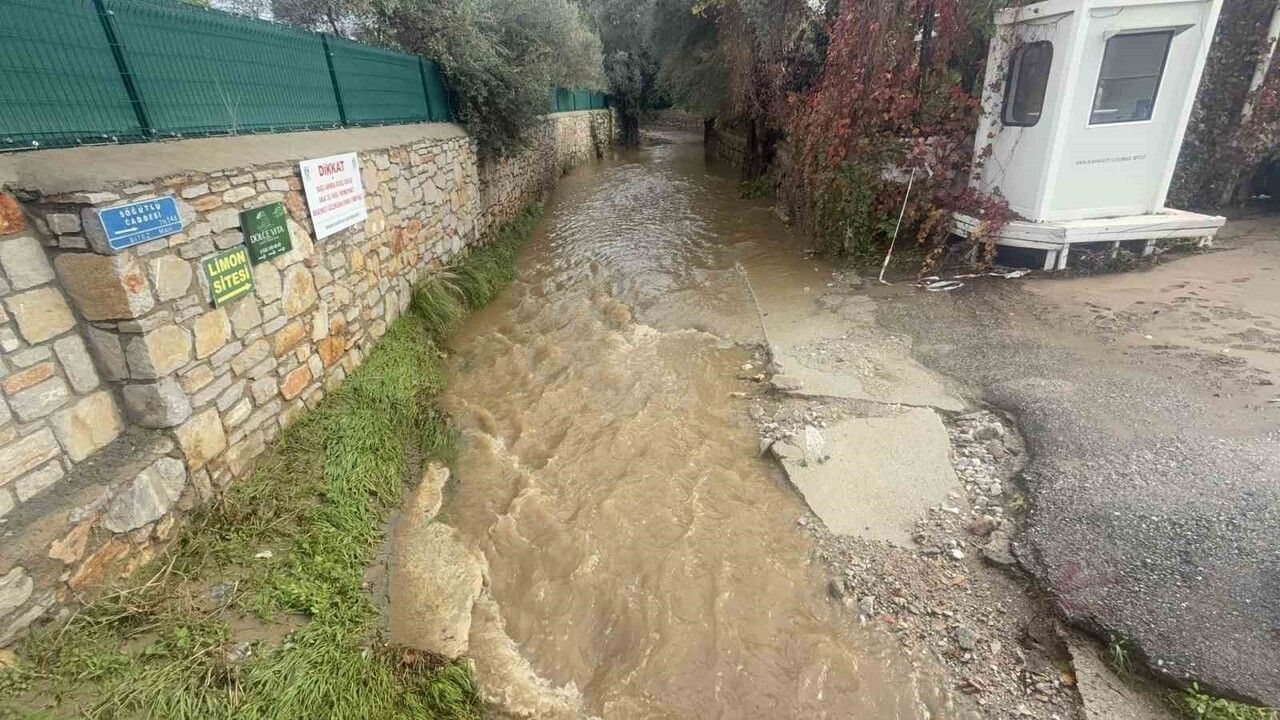 Bodrum'da Sel ve Fırtına: Tekneler Karaya Oturdu, Deniz Rengi Değişti
