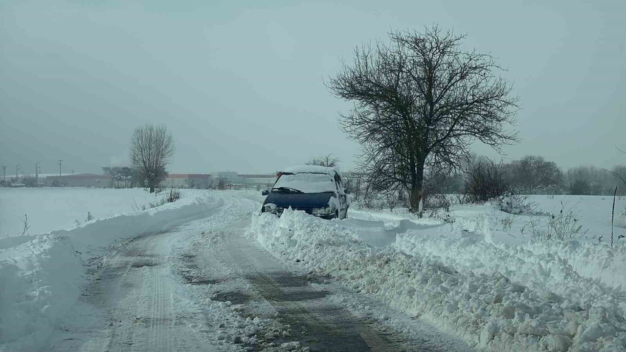 Bolu’da 263 Köy Yolu Ulaşıma Kapandı: Kar ve Tipi Etkili