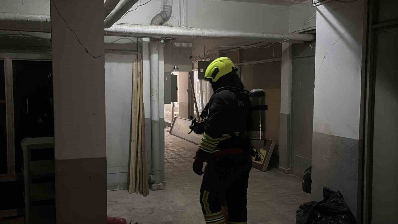 Bolu'da 5 Katlı İş Merkezinde Elektrik Panosu Yangını — Üst Katlar Otel