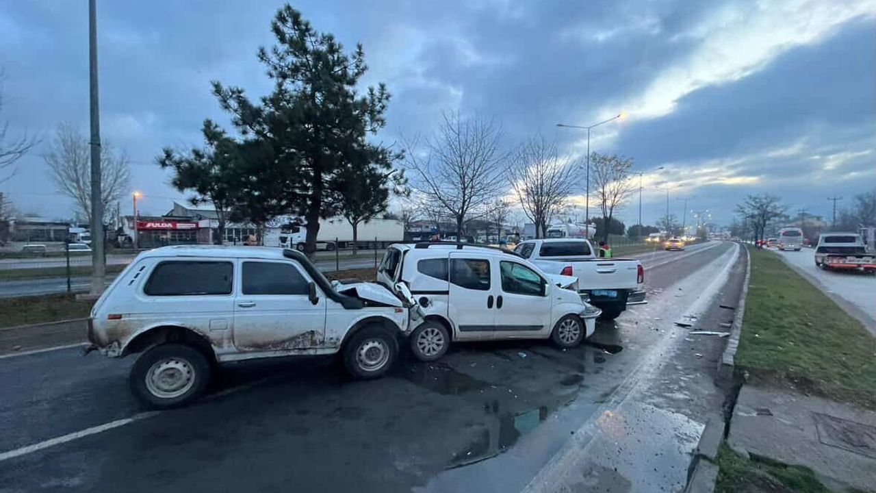 Bolu’da D-100’de 4 Araç Zincirleme Kaza, Ankara İstikameti Kilitlendi