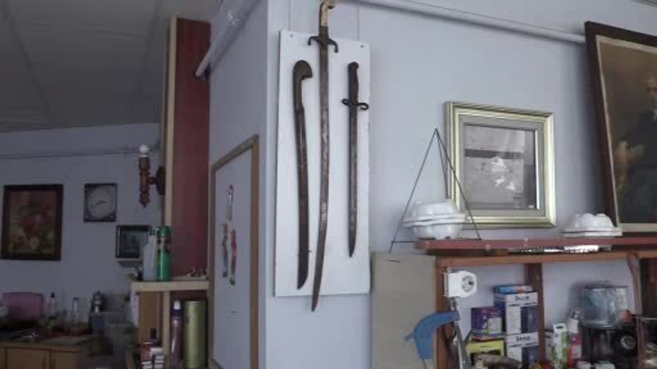 Bolu’da Emekli Öğretmenin Koleksiyonunda II. Mahmut’un Masası ve Çanakkale Kılıcı